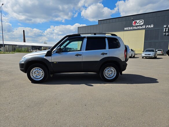 2016 Chevrolet Niva I Рестайлинг, серебристый, 755000 рублей - вид 2