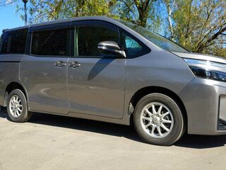 2017 Toyota Voxy III (R80) Рестайлинг, серый, 2680000 рублей, вид 3