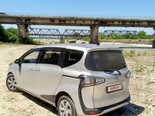 2020 Toyota Sienta II Рестайлинг, серебристый, 1300000 рублей, вид 5