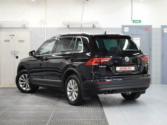 2017 Volkswagen Tiguan II, чёрный, 2040000 рублей - вид 5