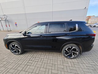 2021 Mitsubishi Outlander IV, чёрный, 3350000 рублей, вид 4