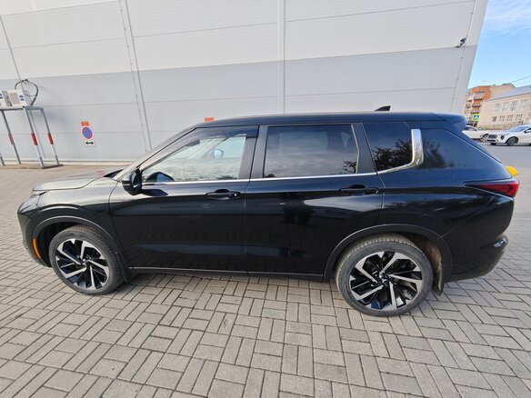 2021 Mitsubishi Outlander IV, чёрный, 3350000 рублей - вид 3
