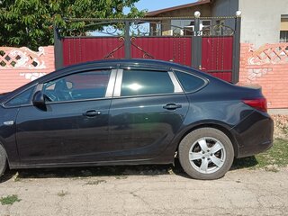 2013 Opel Astra J Рестайлинг, чёрный, 900000 рублей, вид 3