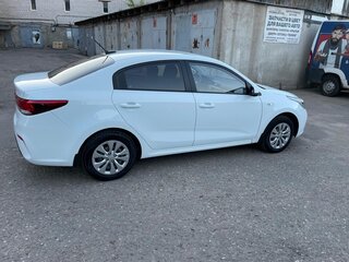 2017 Kia Rio IV, белый, 1290000 рублей, вид 4
