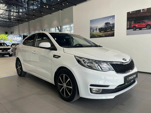 2016 Kia Rio III Рестайлинг, белый - вид 2