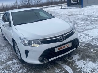 2017 Toyota Camry VII (XV50) Рестайлинг, белый, 2100000 рублей, вид 3