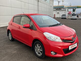 2011 Toyota Vitz III (XP130), красный, 790000 рублей, вид 3