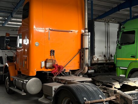 2004 Freightliner FLD, оранжевый, 1099999 рублей, вид 5