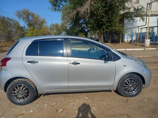 2010 Toyota Yaris II Рестайлинг, серебристый, 900000 рублей, вид 2
