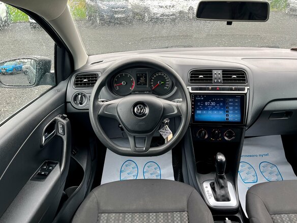2017 Volkswagen Polo V Рестайлинг, чёрный, 1055900 рублей - вид 12