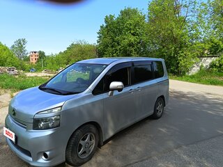 2009 Toyota Voxy II (R70), серебристый, 1150000 рублей, вид 5