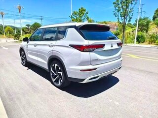 2022 Mitsubishi Outlander IV, белый, 3700000 рублей, вид 4
