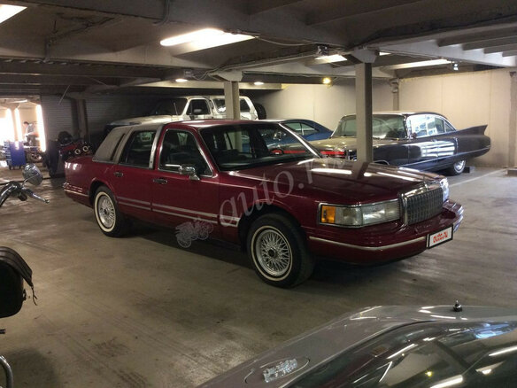 1993 Lincoln Town Car II, красный - вид 1