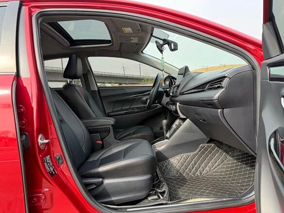 2022 Toyota Yaris IV, красный, 1165000 рублей - вид 9