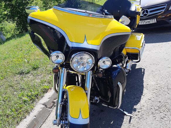 2011 Harley-Davidson CVO, жёлтый - вид 2