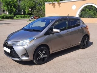 2017 Toyota Vitz III (XP130) Рестайлинг 2, серый, 1180000 рублей, вид 1