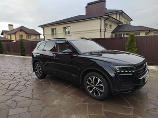 2021 Volkswagen Touareg III, чёрный, 6200000 рублей, вид 2