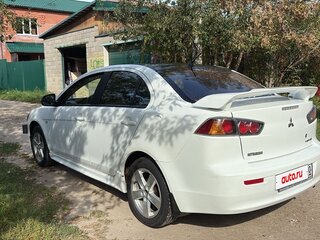 2011 Mitsubishi Lancer X Рестайлинг, белый, 700000 рублей, вид 3