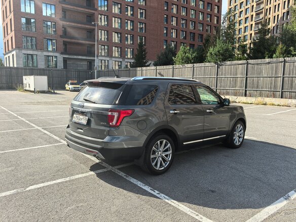2017 Ford Explorer V Рестайлинг, серый, 2650000 рублей - вид 4