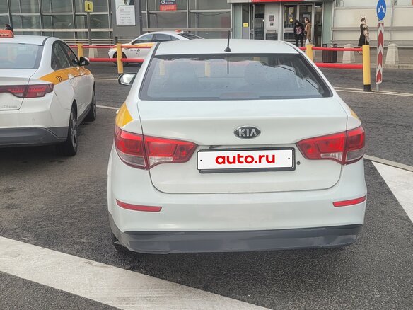 2016 Kia Rio III Рестайлинг, жёлтый, 750000 рублей - вид 6