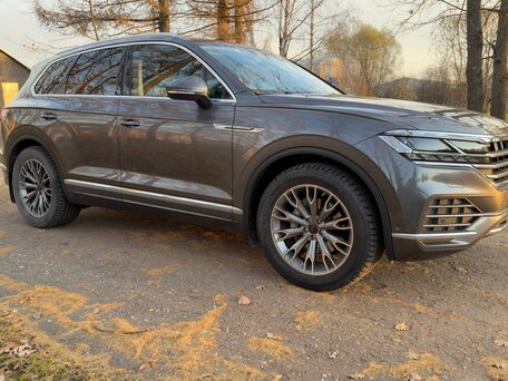 2018 Volkswagen Touareg III, серый, 5250000 рублей, вид 2