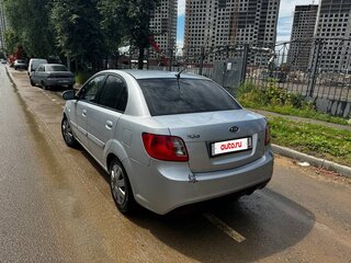 2009 Kia Rio II Рестайлинг, серебристый, 550000 рублей, вид 4