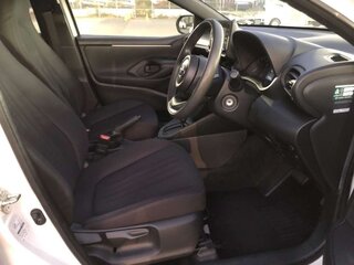 2021 Toyota Yaris IV, белый, 840000 рублей, вид 5