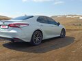2021 Toyota Camry VIII (XV70) Рестайлинг, белый, 3620000 рублей - вид 3