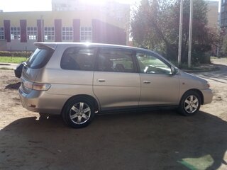 2002 Toyota Gaia, серебристый, 700000 рублей, вид 3