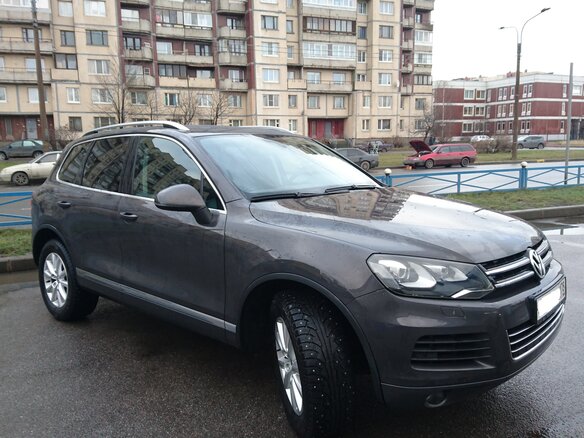 2011 Volkswagen Touareg II, серый - вид 4