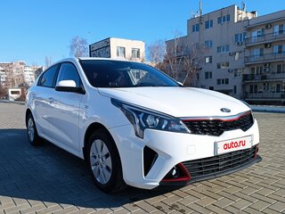 2021 Kia Rio IV Рестайлинг, белый, 1580000 рублей, вид 1