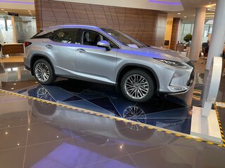 2021 Lexus RX 300 IV Рестайлинг, серебристый, 6000000 рублей, вид 1