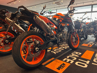 2024 KTM 890 Duke GP, чёрный, 990000 рублей, вид 3