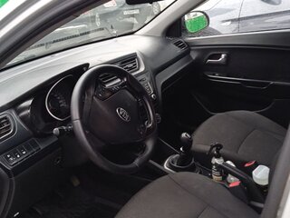 2016 Kia Rio III Рестайлинг, серебристый, 989000 рублей, вид 4