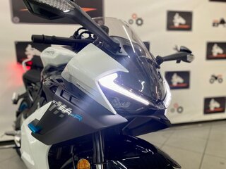 2025 CFMoto 675SR-R, белый, 769410 рублей, вид 3