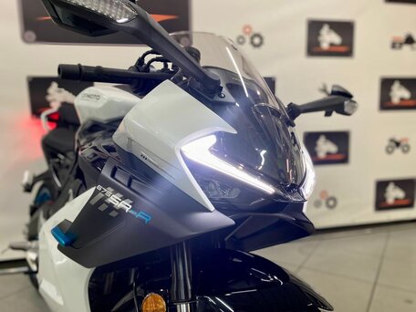 2025 CFMoto 675SR-R, белый, 769410 рублей, вид 3