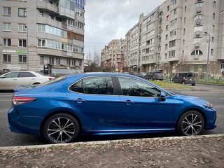 2018 Toyota Camry US Market VIII (XV70), синий, 1950000 рублей, вид 2