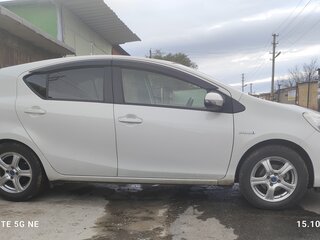 2014 Toyota Aqua I, белый, 850000 рублей, вид 2