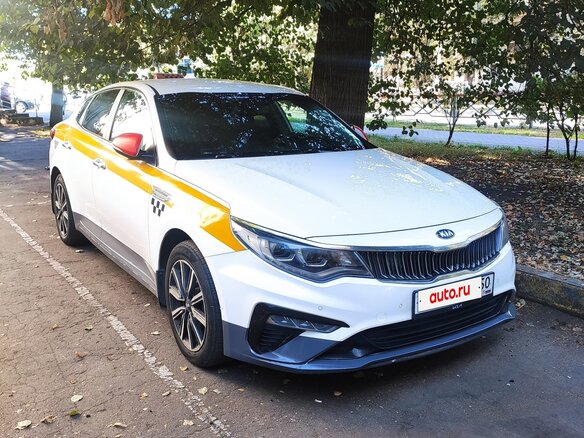 2018 Kia Optima IV Рестайлинг, белый, 860000 рублей - вид 2
