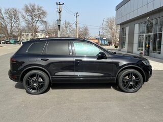 2018 Volkswagen Touareg II Рестайлинг, чёрный, 4000000 рублей, вид 4