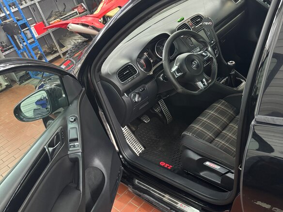 2012 Volkswagen Golf GTI VI, чёрный, 1100000 рублей - вид 8