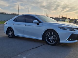 2023 Toyota Camry VIII (XV70) Рестайлинг, белый, 4390000 рублей, вид 3