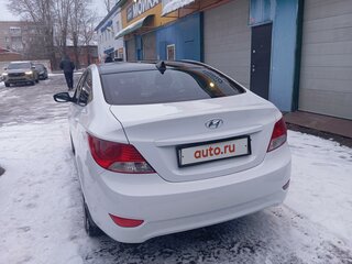 2013 Hyundai Solaris I, белый, 750000 рублей, вид 3