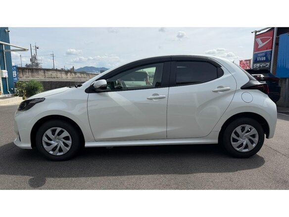 2022 Toyota Yaris IV, белый, 1061000 рублей - вид 2