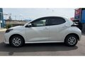 2022 Toyota Yaris IV, белый, 1061000 рублей - вид 2