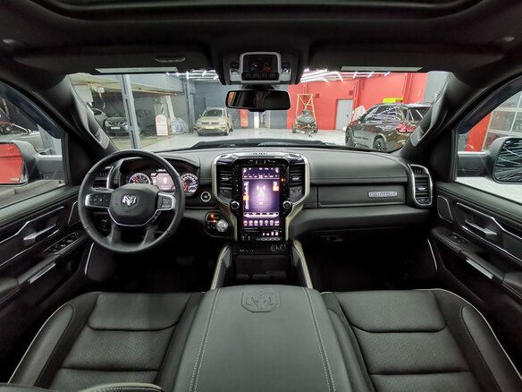 2019 Ram 1500 Crew Cab V, чёрный - вид 12