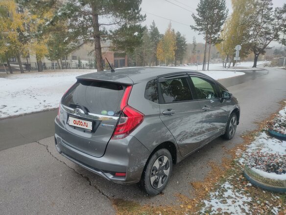 2018 Honda Fit III Рестайлинг, серый, 1480000 рублей - вид 3