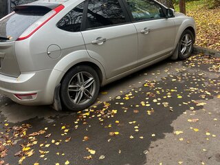 2011 Ford Focus II Рестайлинг, серебристый, 550000 рублей, вид 2