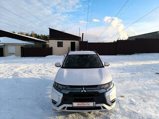 2018 Mitsubishi Outlander PHEV III Рестайлинг 3, белый, 3520000 рублей, вид 2