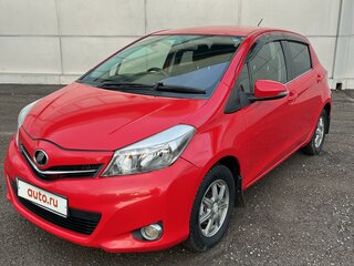 2011 Toyota Vitz III (XP130), красный, 790000 рублей, вид 1